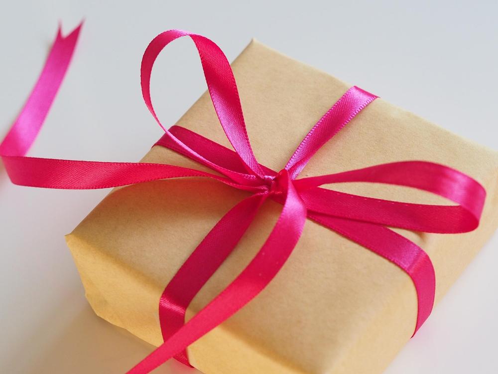 Gift wrapping-5b43258ebe854748a346a8fdf60cc168.jpg Gift wrapping